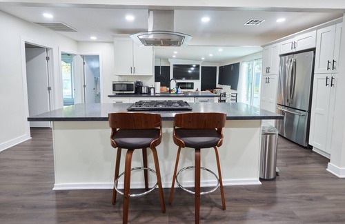 Carthay Circle Apartment | Unwind in Style: Chic and Cozy Hideaway with Private Hot Tub