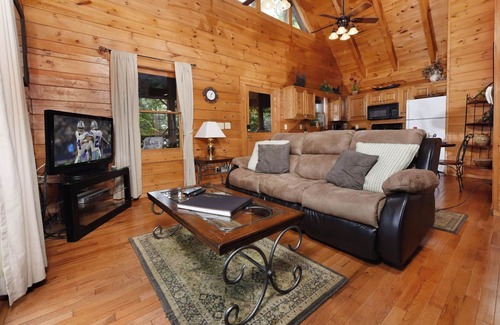 Gatlinburg Cabin | Unwind in the Clawfoot Tub - Bear Elegance