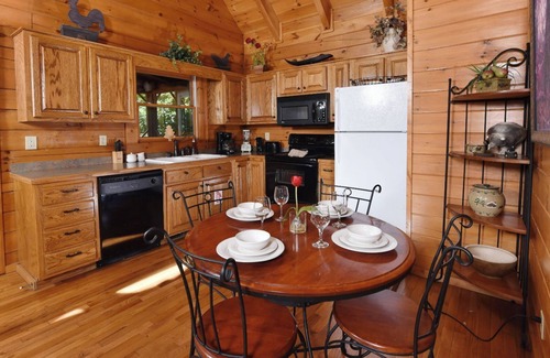 Gatlinburg Cabin | Unwind in the Clawfoot Tub - Bear Elegance