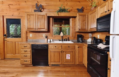 Gatlinburg Cabin | Unwind in the Clawfoot Tub - Bear Elegance