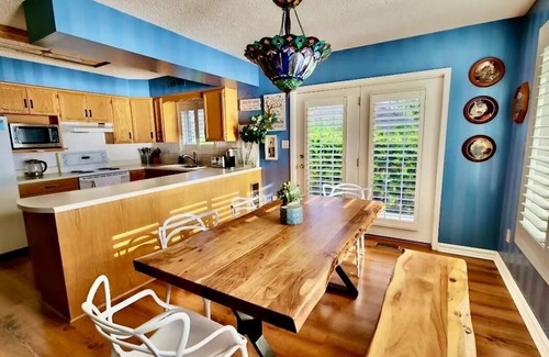 Baddow Cottage | Unwind Recharge Repeat│family-friendly lakefront cottage sleeps 8 adult and plus
