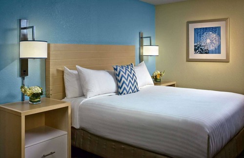 Blue Ash Hotel | Unwinding in Cincinnati! Full Kitchen, Free Breakfast, Pet-friendly Property!