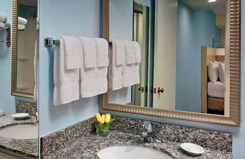 Blue Ash Hotel | Unwinding in Cincinnati! Full Kitchen, Free Breakfast, Pet-friendly Property!