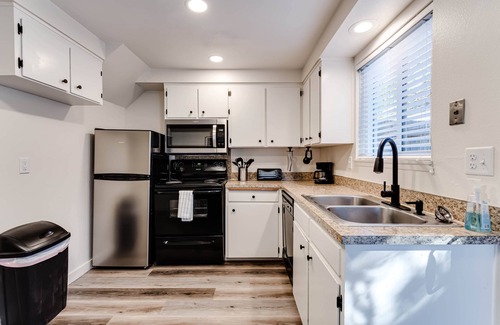 College Hill Apartment | UO-KingBd-AC-CouchBd-ComfyClean-Autzen-AmazonPark-GreatWalkBikeScore