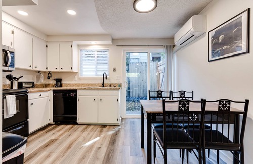 College Hill Apartment | UO-KingBd-AC-CouchBd-ComfyClean-Autzen-AmazonPark-GreatWalkBikeScore
