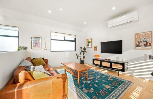 Thornbury House | Up and Down Simple Comfort at Thornbury Townhouse