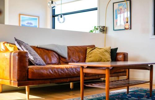 Thornbury House | Up and Down Simple Comfort at Thornbury Townhouse