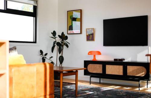 Thornbury House | Up and Down Simple Comfort at Thornbury Townhouse