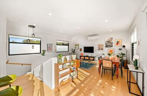 Thornbury House | Up and Down Simple Comfort at Thornbury Townhouse