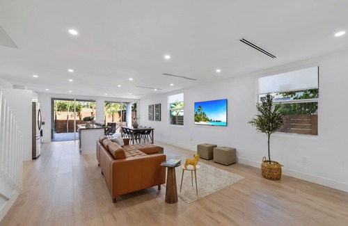 Allapattah Villa | Up to 12 guest Modern Villa near Wynwood!