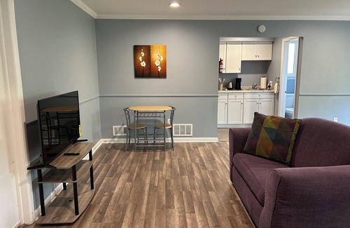 Somerset Apartment | Updated studio/efficiency apartment