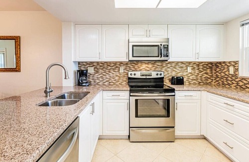 Marco Island Condo | Updated 2 bdr condo, close to the beach, restaurants and shops🏖