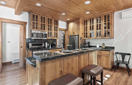Deer Valley House | Updated 2 BDR Condo – Walk to Deer Valley & City!