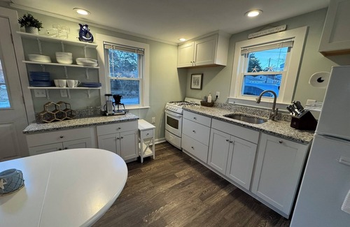 Dennis Port Cottage | Updated 2-bedroom cottage 4 min walk to the beach, with outdoor shower