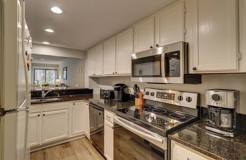 Shipyard Plantation Condo | Updated 2 BR Greens Golf Views King Two Doubles Bikes & Beach Gear included