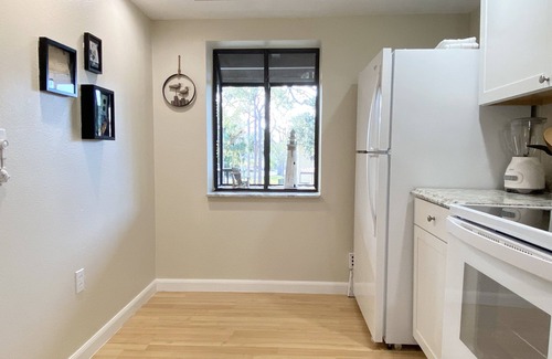 Venice Condo | Updated 2bed/2 full bath condo w/pool & pond view. Minutes to beach & downtown.