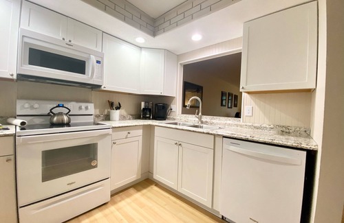 Venice Condo | Updated 2bed/2 full bath condo w/pool & pond view. Minutes to beach & downtown.