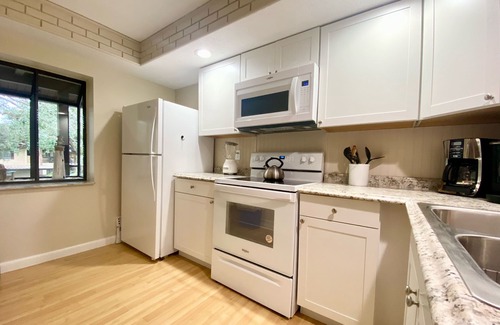 Venice Condo | Updated 2bed/2 full bath condo w/pool & pond view. Minutes to beach & downtown.