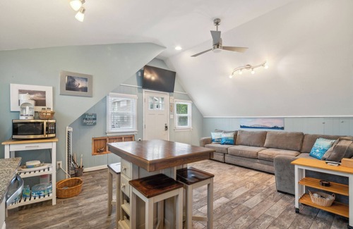Surf City House | Updated 2nd floor Surf City - 1 block from beach!