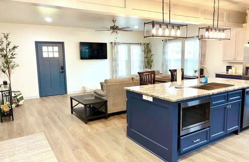 Tyler House | Updated 3 bed 2 bath! Walking distance to TJC, UT and Christus hospital.