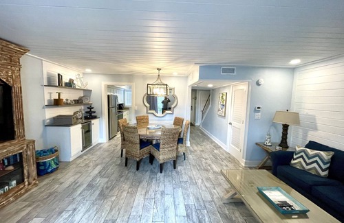 Destin Condo | Updated 3 bedroom 2+ bath condo-steps to beach & pool-beach service included