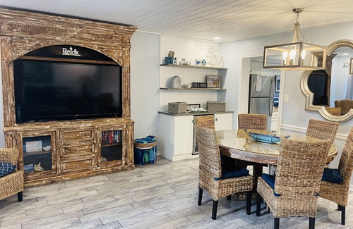 Destin Condo | Updated 3 bedroom 2+ bath condo-steps to beach & pool-beach service included