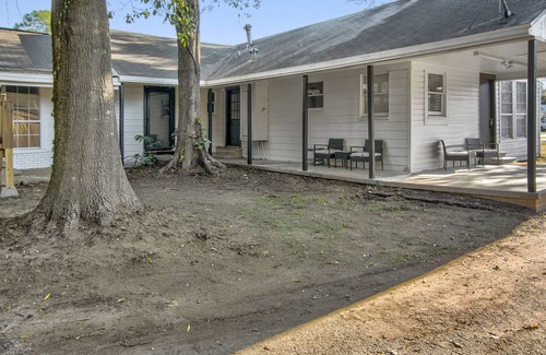 Groves House | Updated 3 bedroom home in Groves
