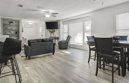 Groves House | Updated 3 bedroom home in Groves
