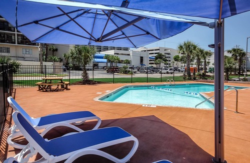 Myrtle Beach Condo | Updated 3rd-floor, ocean-view condo with on-site pool, fast WiFi & AC