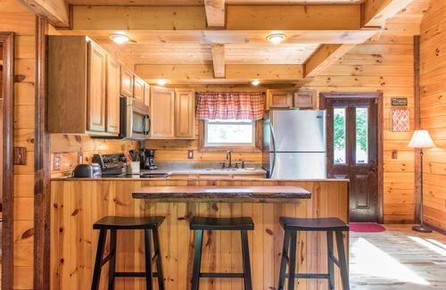Logan Cabin | Updated 4 br cabin close to Old Man's Cave!