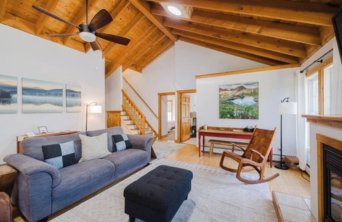 Stowe House | Updated and Spacious 3BR +loft