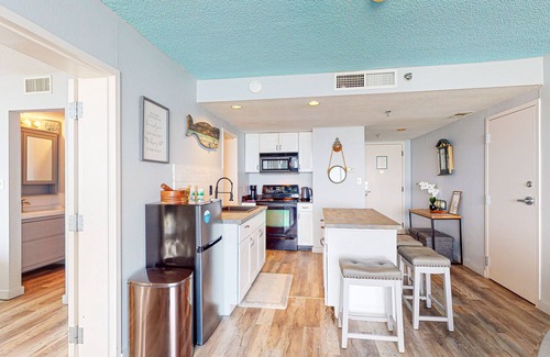Miramar Beach Condo | Updated bayfront penthouse w/bay view, balcony, pool & beach access