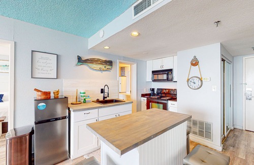 Miramar Beach Condo | Updated bayfront penthouse w/bay view, balcony, pool & beach access