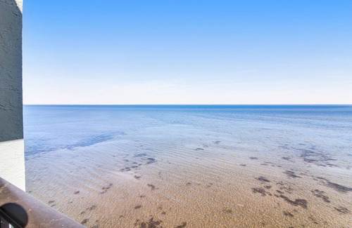 Miramar Beach Condo | Updated bayfront penthouse w/bay view, balcony, pool & beach access