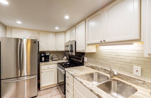 Fort Walton Beach Condo | Updated beachfront condo with beach setup - quick drive to entertainment