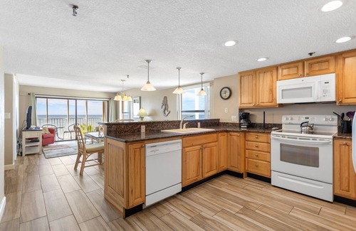 Madeira Beach Condo | Updated Beachfront Balcony - Beach Place #312