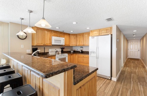 Madeira Beach Condo | Updated Beachfront Balcony - Beach Place #312