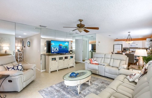Indian Shores Condo | Updated Beachside Condo! 2 Balconies, Grill, FREE Parking & FREE Activities! ~ 6 Pipers Nest