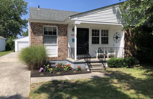 Village Green House | Updated, beachy 3 Bedroom, 2 Bath 7 Blks to Beach!