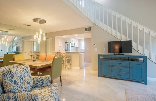 Bella Vista Condo | Updated Bella Vista Condo On Carlin Park -Walking Distance to Beach
