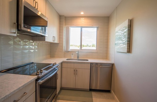 Bella Vista Condo | Updated Bella Vista Condo On Carlin Park -Walking Distance to Beach
