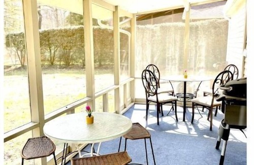 Lakeside House | Updated, bright, and peaceful cottage in Lakeside