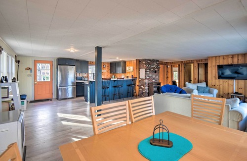 Bristol House | Updated Bristol Lakehouse w/Kayaks & Beach Access