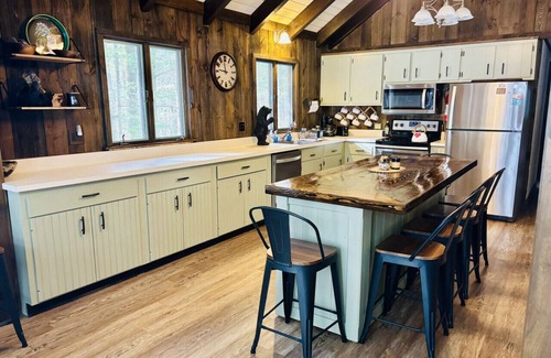 Wilmington Cabin | Updated Chalet. Minutes from Mt, Lakes and Golf.