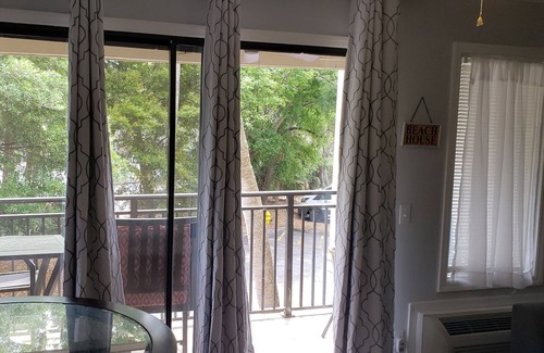 Hilton Head Island Condo | UPDATED! Close to pool and1 min to the beach! Ocean View! Coligny Area! 2 Bikes!