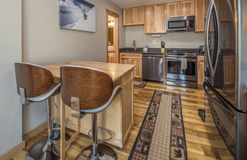 Big Sky Condo | Updated condo at Big Sky Mountain Village, close to the Slopes - Hill Condo Escape