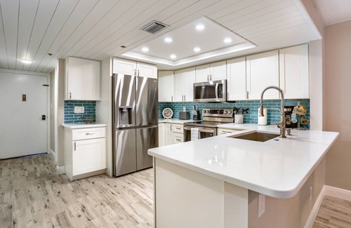 Indian Shores Condo | Updated Condo! Heated Pool & Hot Tub, Grill, FREE Parking, FREE Activities! ~ 707 Sandcastle