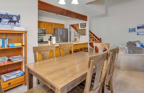 Overlook Park Condo | Updated condo, sleeps 6, close to everything, no pets, end unit, comfort!