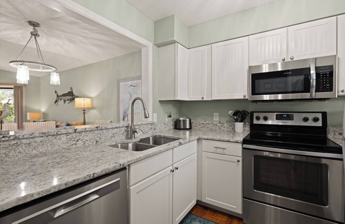 Saint Simons Island Condo | Updated Condo, Steps to Tennis + Pickleball Courts, Beach and Village, w/a Pool