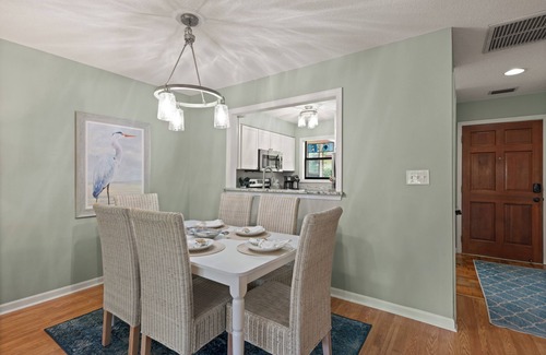 Saint Simons Island Condo | Updated Condo, Steps to Tennis + Pickleball Courts, Beach and Village, w/a Pool